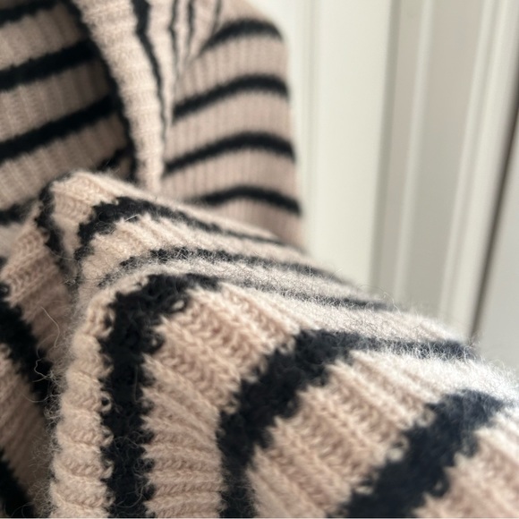 100% Cashmere Oversized Striped Turtleneck Sweater - Picture 8 of 9